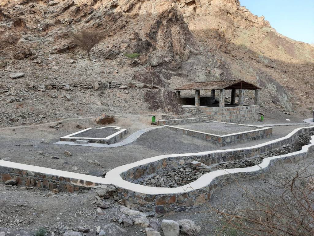 Ain al Sheria is a lovely retreat area has been developed as a start and finish to a spectacular walk which passes Fujairah’s largest petroglyth. 