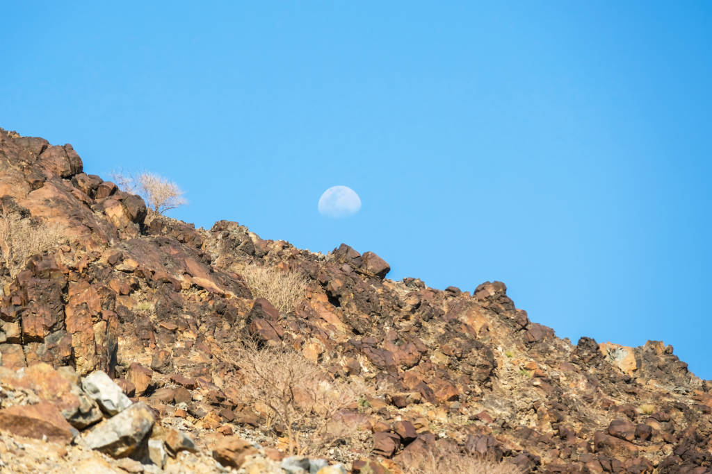 Have you ever wondered what causes the moon phases? Moon phases depends on the shadow of the planet on the moon related to the sunlight. Fujairah Observer.