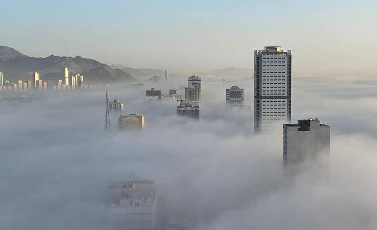 People in the Fujairah woke up to a foggy morning today. With a thick blanket of fog keeping the sun out.Fujairah.Fujairah Observer.Fujairah fog.