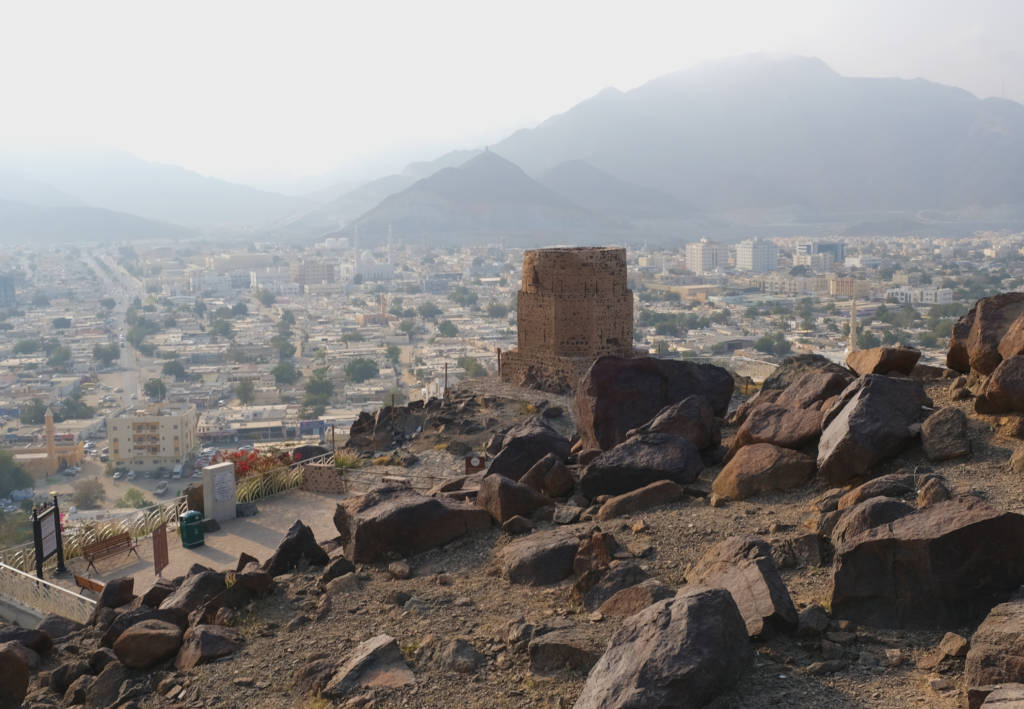 Al Rabi Tower marks the start and end of a stunning hiking trail overlooking Khorfakkan and the bay. The tower is a historical monument built in 1915 as part of a defense network for Khorfakkan.